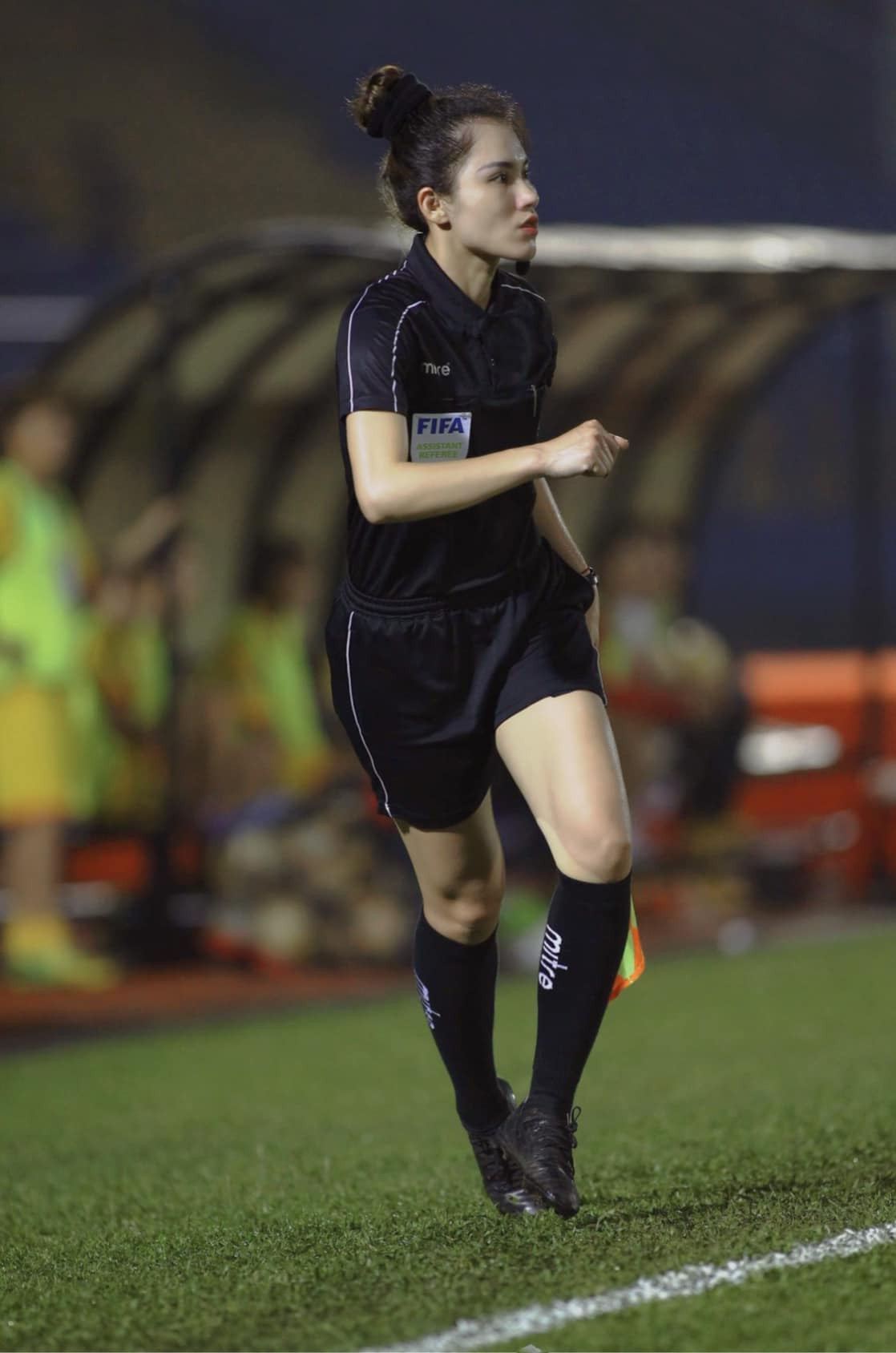 Sau khi những bức hình trên được đăng tải, danh tính nữ trọng tài bóng đá Việt Nam thu hút sự chú ý và không ít các thành viên trên mạng xã hội cất công truy tìm thông tin cá nhân.