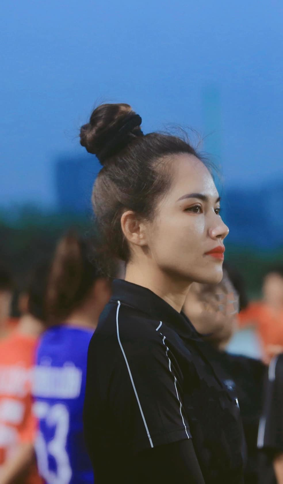 Mới đây trên mạng xã hội, bức ảnh về nữ trọng tài cầm còi tại giải Hạng nhất Quốc gia 2021 gây chú ý bởi gương mặt ưa nhìn và vóc dáng "chuẩn không cần chỉnh".