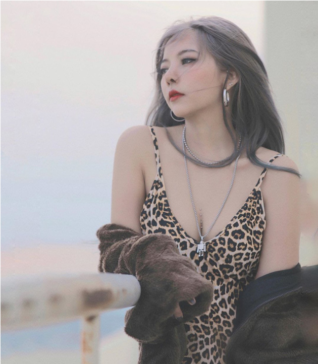 Trong những bức ảnh mới đăng, Ohsusu dường như đã thay đổi phong cách, trở nên táo bạo, quyến rũ hơn xưa khá nhiều.