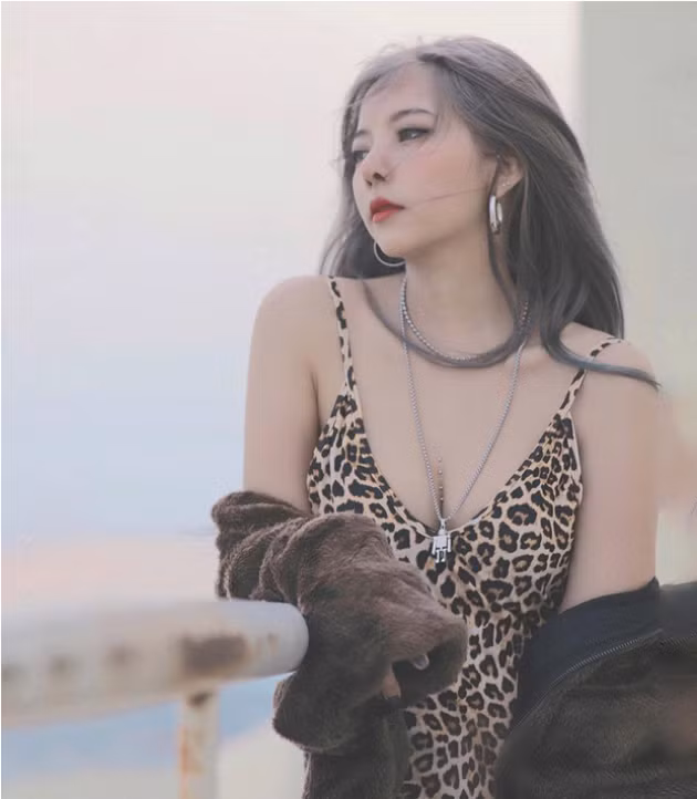 Trong những bức ảnh mới đăng, Ohsusu dường như đã thay đổi phong cách, trở nên táo bạo, quyến rũ hơn xưa khá nhiều.