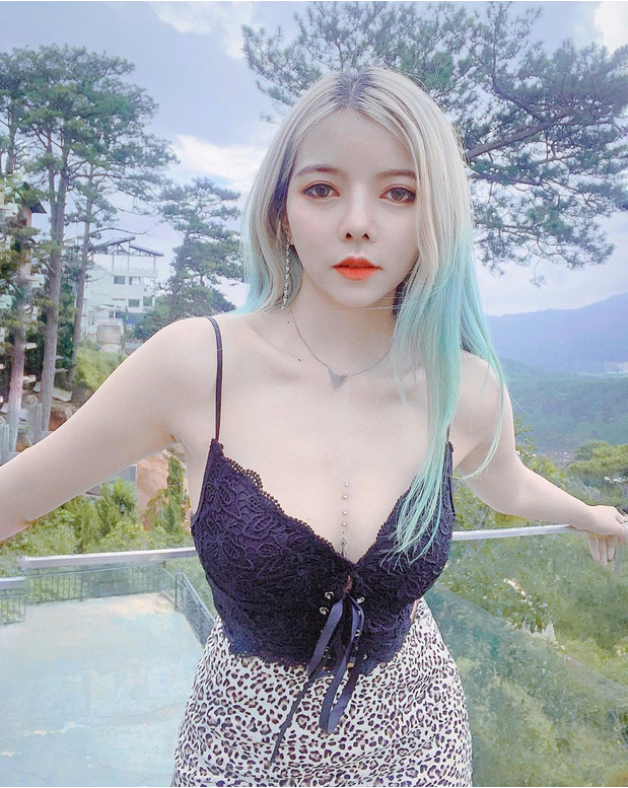 Cái tên Ohsusu có lẽ đã không còn quá xa lạ đối với cộng đồng mạng Việt Nam. Nữ streamer này nổi tiếng khi sở hữu kỹ năng chơi game LMHT không hề thua kém, thậm chí có phần vượt trội hơn so với nhiều game thủ khác.