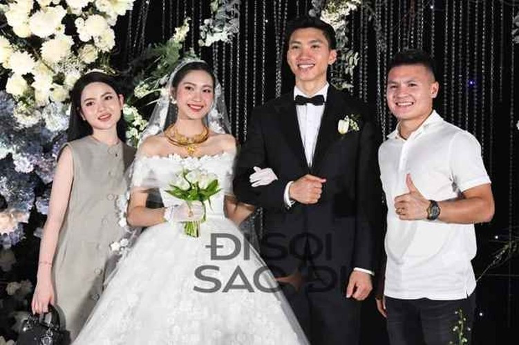 Tính đến hiện tại, Quang Hải và bạn gái đã hẹn hò được khoảng hơn 2 năm. Gần đây tần suất cô nàng sinh năm 2000 xuất hiện với tiền vệ tuyển Việt Nam cũng khá dày đặc. Ảnh: PH/ Đi soi sao đi.