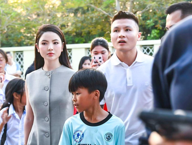 Tháng 5/2023 Quang Hải và Chu Thanh Huyền cũng ngồi chung khung hình và cả hai cùng đeo ở ngón áp út, giơ tay giống như ngầm khẳng định chủ quyền. Ảnh: PH