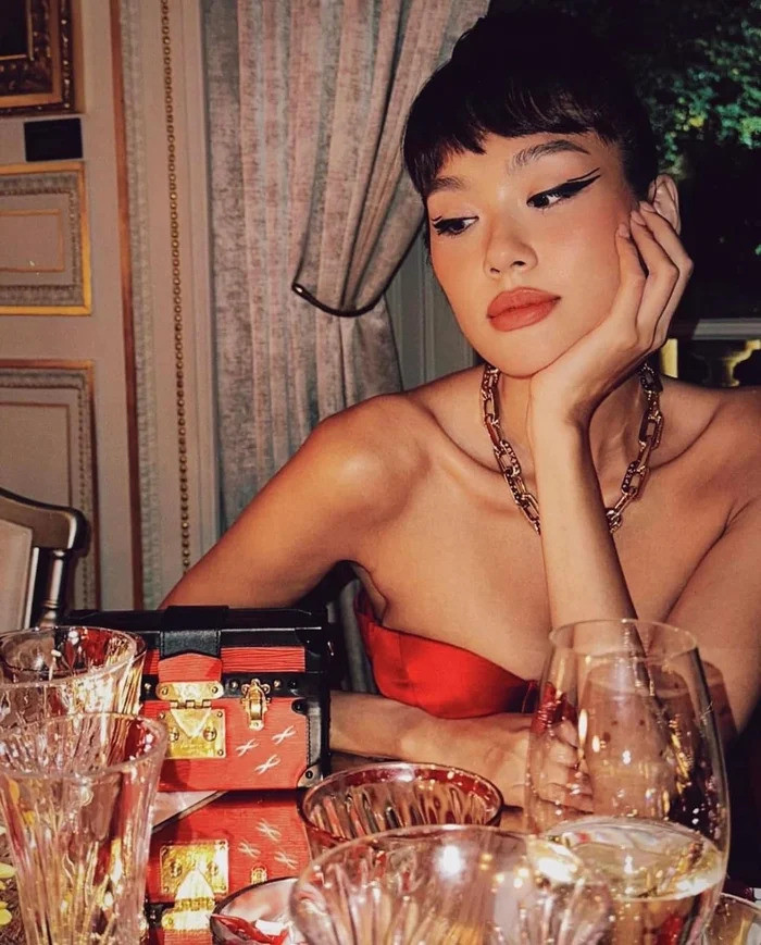 Netizens nhận xét Thảo Nhi Lê tựa như một quý cô với vẻ ngoài sang chảnh, kiêu kỳ.