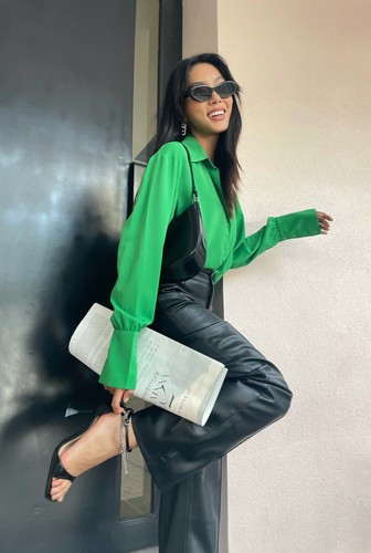 Thảo Nhi Lê chọn layout makeup khá nổi bật cùng son màu cam nude. Điểm nhấn chính là phần đuôi mắt được tô vẽ kỳ công, tôn lên khuôn mặt đậm chất Á Đông của nàng hậu đình đám.