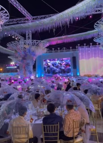 Để chuẩn bị cho siêu đám cưới, đơn vị tổ chức đã phải chuẩn bị từ gần 1 năm trước với sự tư vấn, hỗ trợ của các đồng nghiệp nước ngoài