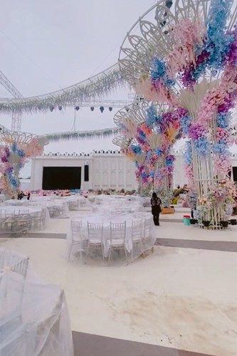 Tông màu trắng chủ đạo càng làm tôn nên sự thanh lịch của sân khấu, và toàn bộ hoa được dùng trong buổi lễ đều là hoa tươi với tổng "thiệt hại" nhập về khoảng 13 tỷ đồng chưa kể chi phí cho nhân công.