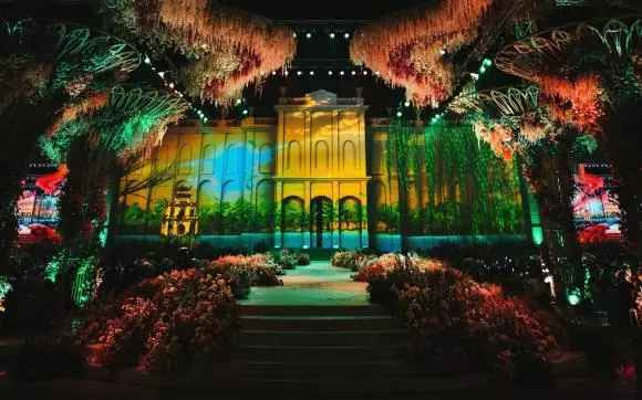 Theo tài khoản Hoàng Công Cường - người từng chỉ đạo sân khấu cho lễ khai mạc và lễ bế mạc của SEA Games 31 tiết lộ chỉ riêng hoa tươi trang trí trong tiệc cưới cũng "ngốn" tới 13 tỷ đồng.