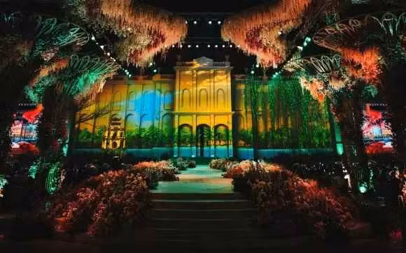 Theo tài khoản Hoàng Công Cường - người từng chỉ đạo sân khấu cho lễ khai mạc và lễ bế mạc của SEA Games 31 tiết lộ chỉ riêng hoa tươi trang trí trong tiệc cưới cũng "ngốn" tới 13 tỷ đồng.