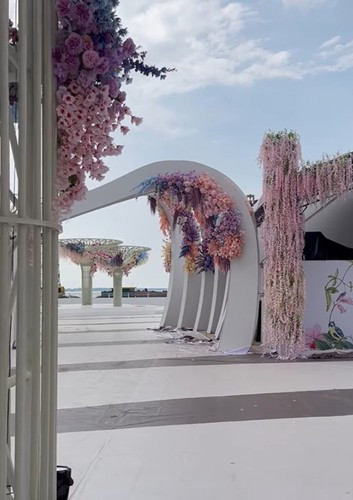 Tham dự đám cưới "siêu to khủng lồ" này nhiều khách mời không khỏi ngạc nhiên như bước vào thiên đường, tấm tắc trước mức độ hào nhoáng mà gia đình đã kỳ công chuẩn bị.