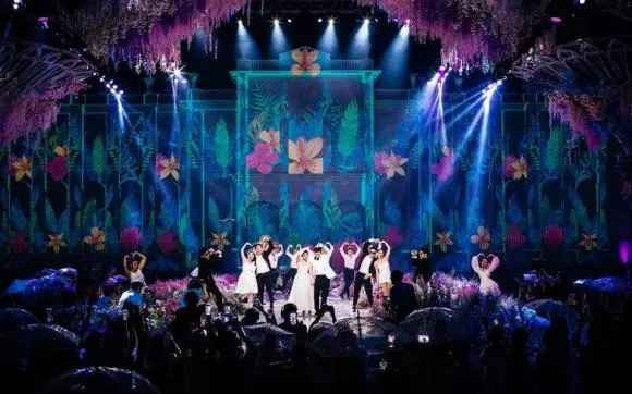 Theo chia sẻ của những người thực hiện khâu trang trí và chuẩn bị, số nhân lực được huy động chuẩn bị cho đám cưới khủng ở Kiên Giang cũng lên tới 2.000 người.