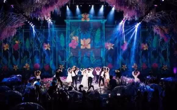 Theo chia sẻ của những người thực hiện khâu trang trí và chuẩn bị, số nhân lực được huy động chuẩn bị cho đám cưới khủng ở Kiên Giang cũng lên tới 2.000 người.