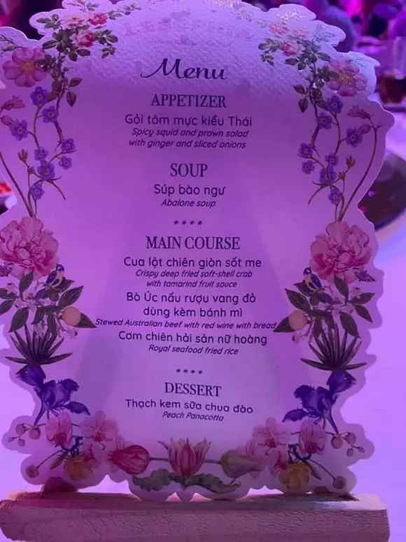 Đầu tư lớn trong khoản trang trí, dân mạng cũng đặc biệt tò mò không biết đám cưới của người nhà giàu sẽ đãi khách ăn những món gì? Và câu trả lời đã có rồi nhé.