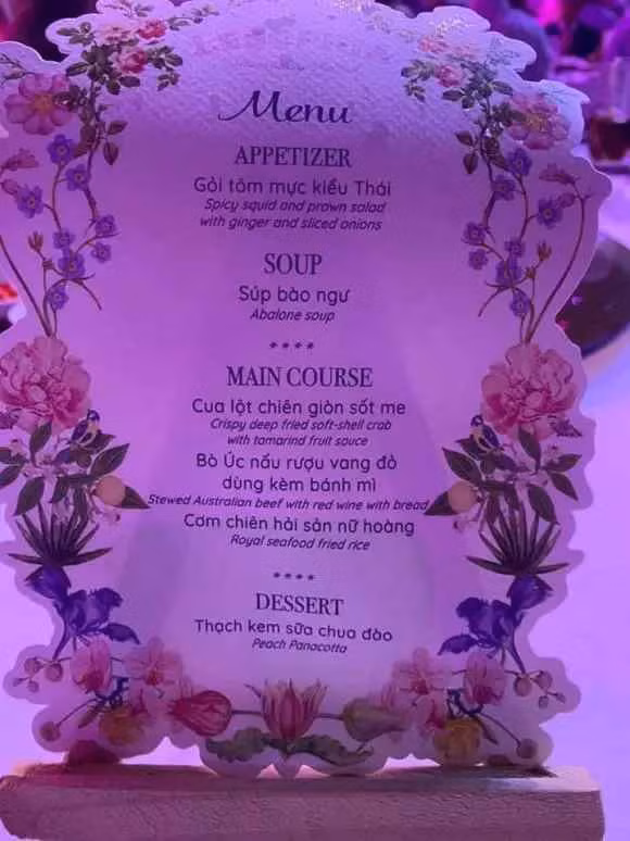 Đầu tư lớn trong khoản trang trí, dân mạng cũng đặc biệt tò mò không biết đám cưới của người nhà giàu sẽ đãi khách ăn những món gì? Và câu trả lời đã có rồi nhé.