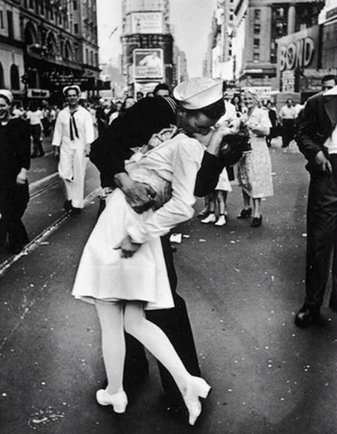 Bi an thu vi dang sau 7 buc anh noi tieng nhat lich su