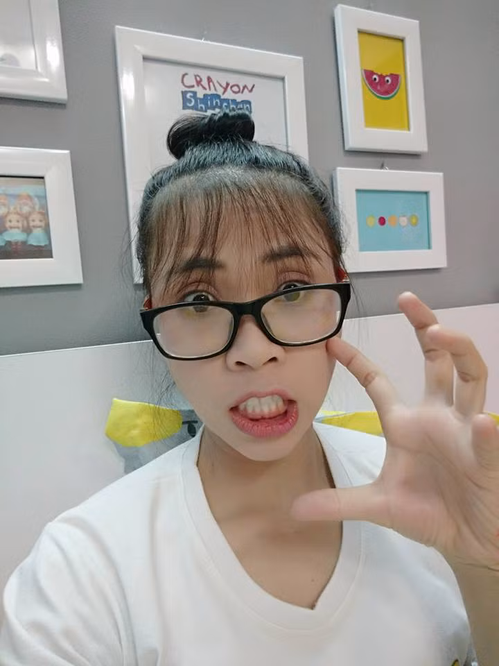 Tuy nhiên, cũng có không ít bình luận tỏ ra không đồng tình với cách đáp trả của Thơ Nguyễn. Một số người còn góp ý nữ Youtuber này nên sống đúng tuổi hơn, không ai cấm bạn theo phong cách trẻ thơ song nên tiết chế, đừng "dẹo" quá như vậy.