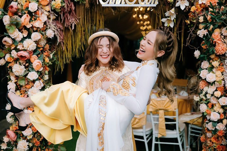 Xoài Non và Wilson Nhật Anh được nhiều người chú ý nhờ ngoại hình có nhiều nét Tây và vóc dáng nóng bỏng, quyến rũ.