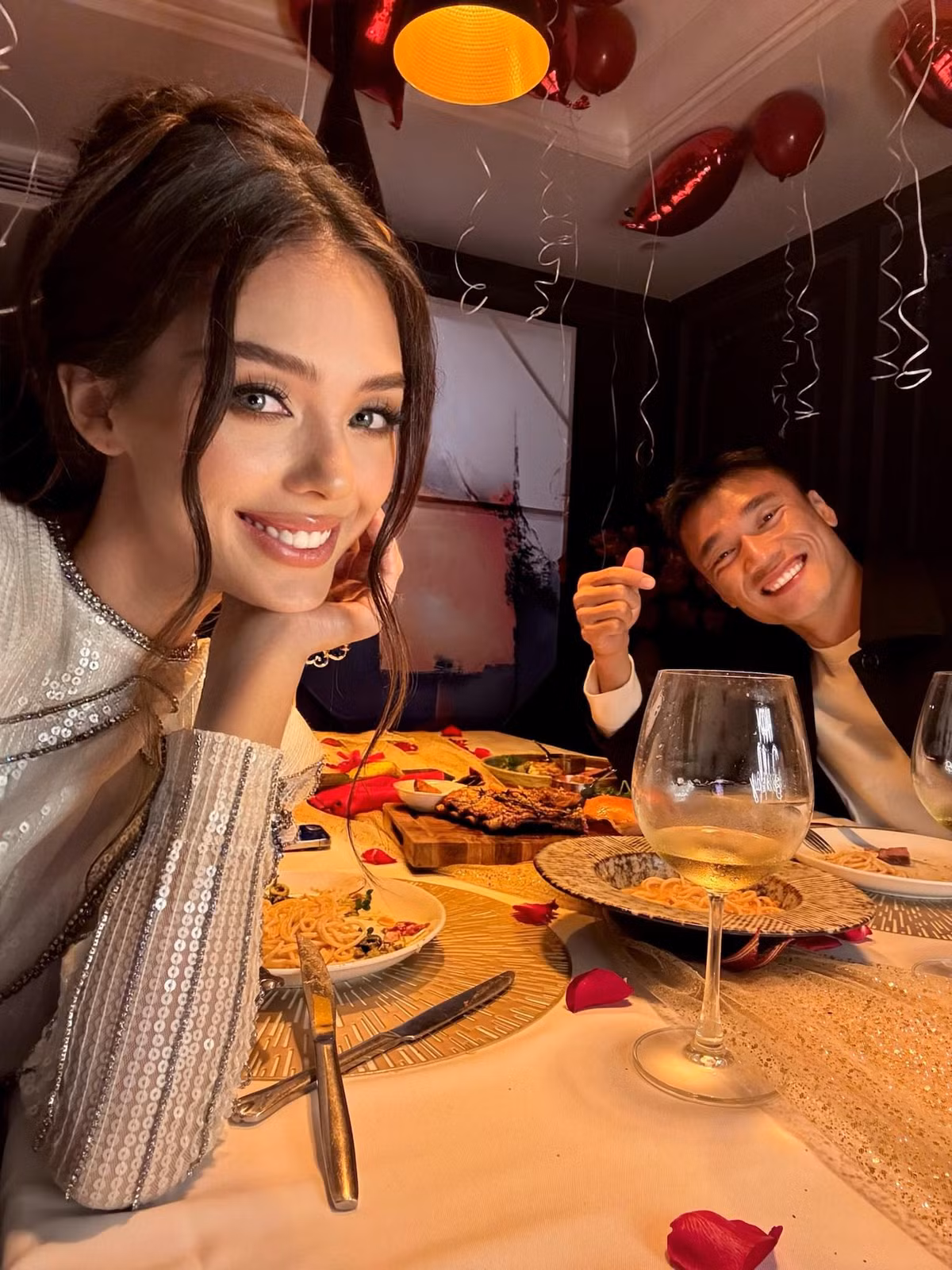 Bùi Tiến Dũng thường xuyên chia sẻ hình ảnh luyện tập tại phòng gym, cho thấy cơ bụng rõ nét và vóc dáng cân đối. Những bức ảnh này thường nhận được nhiều lời khen ngợi và bình luận tích cực từ cộng đồng mạng.