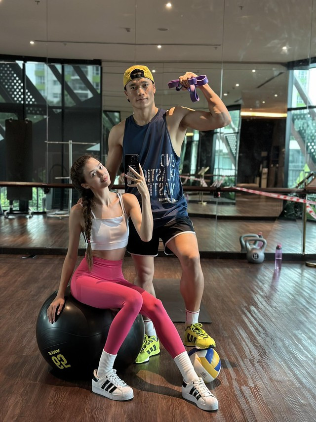 Bức ảnh chung của vợ chồng thủ môn Bùi Tiến Dũng gấp đôi visual khi ai cũng có vóc dáng cực phẩm. Nam cầu thủ thì khoe cơ bắp cuồn cuộn, còn nàng WAG của anh thì vực gợi cảm với 3 vòng cực chuẩn.