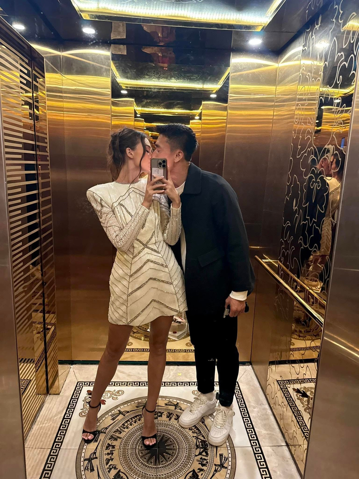 Với đôi chân dài 1m12, làn da nâu khỏe khoắn và gương mặt sắc sảo, Dianka luôn thu hút ánh nhìn mỗi khi xuất hiện trên sàn catwalk.