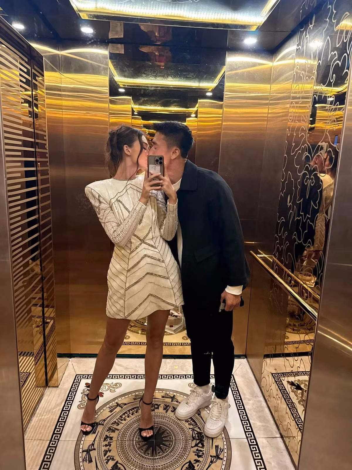 Với đôi chân dài 1m12, làn da nâu khỏe khoắn và gương mặt sắc sảo, Dianka luôn thu hút ánh nhìn mỗi khi xuất hiện trên sàn catwalk.