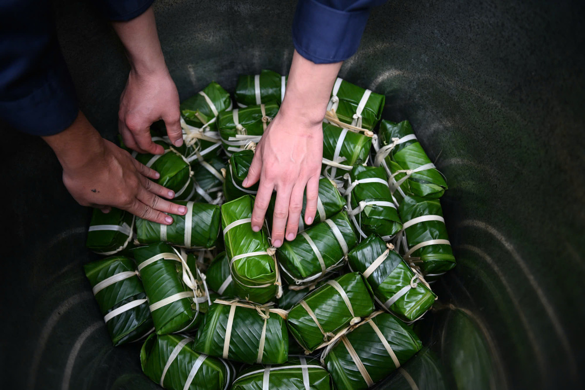 Bánh được đưa vào nồi luộc, mỗi mẻ mất khoảng 10 giờ để chín.