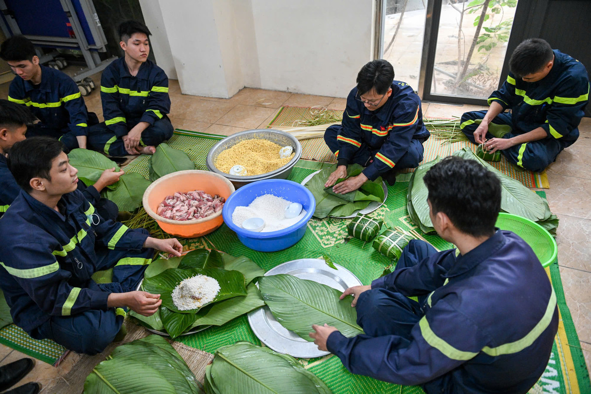 Cụ thể, Đoàn cơ sở Lữ đoàn 144 cùng các đơn vị kết nghĩa tại Hà Nội đã phối hợp tổ chức Hội thi ' Gói bánh chưng xanh' Tết Nguyên đán Ất Tỵ 2025.