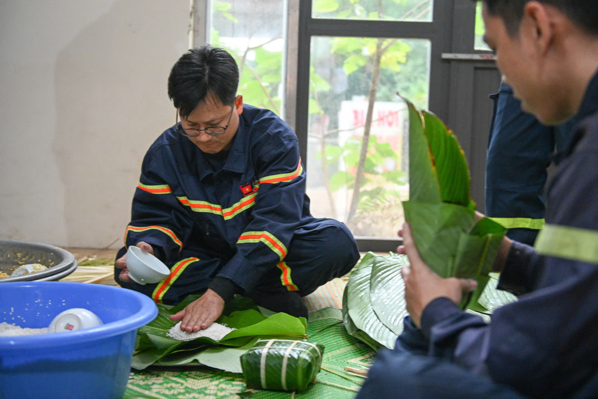 Những bàn tay ngày thường cầm vòi, bình chữa cháy, nay lại khéo léo gói những chiếc bánh chưng vuông vắn, đẹp mắt.