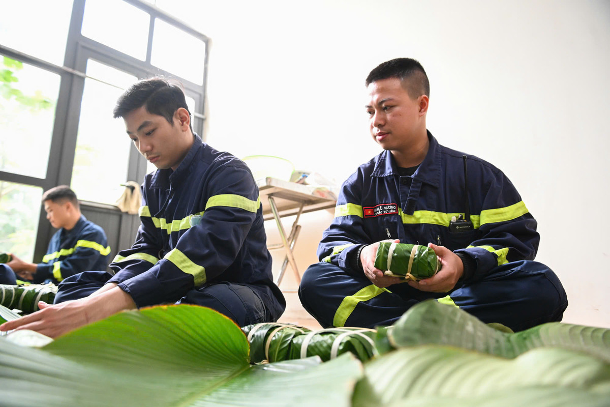 Việc cùng nhau gói bánh chưng ngày Tết còn giúp tăng cường tình đồng chí đồng đội, chia sẻ những hy sinh thầm lặng khi phải trực chiến, ăn Tết tại đơn vị.