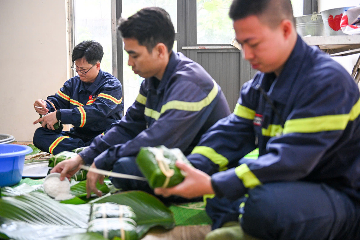 Nhiều cán bộ chiến sĩ trẻ lần đầu gói bánh chưng nhưng tham gia rất hào hứng, việc này góp phần nâng cao đoàn kết trong đơn vị.