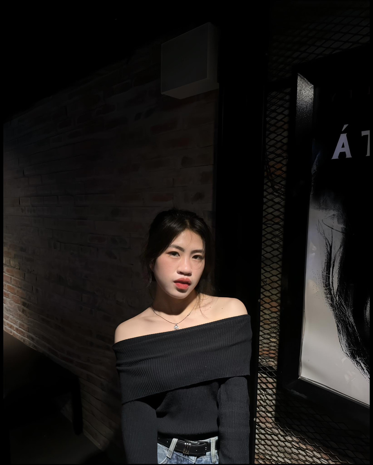 Tiền vệ Nguyễn Thị Thanh Nhã vừa khoe bộ ảnh để lộ vai trần cực quyến rũ. Hình ảnh mới của tiền vệ đội tuyển nữ Việt Nam lập tức gây sốt, khiến dân tình thích thú.