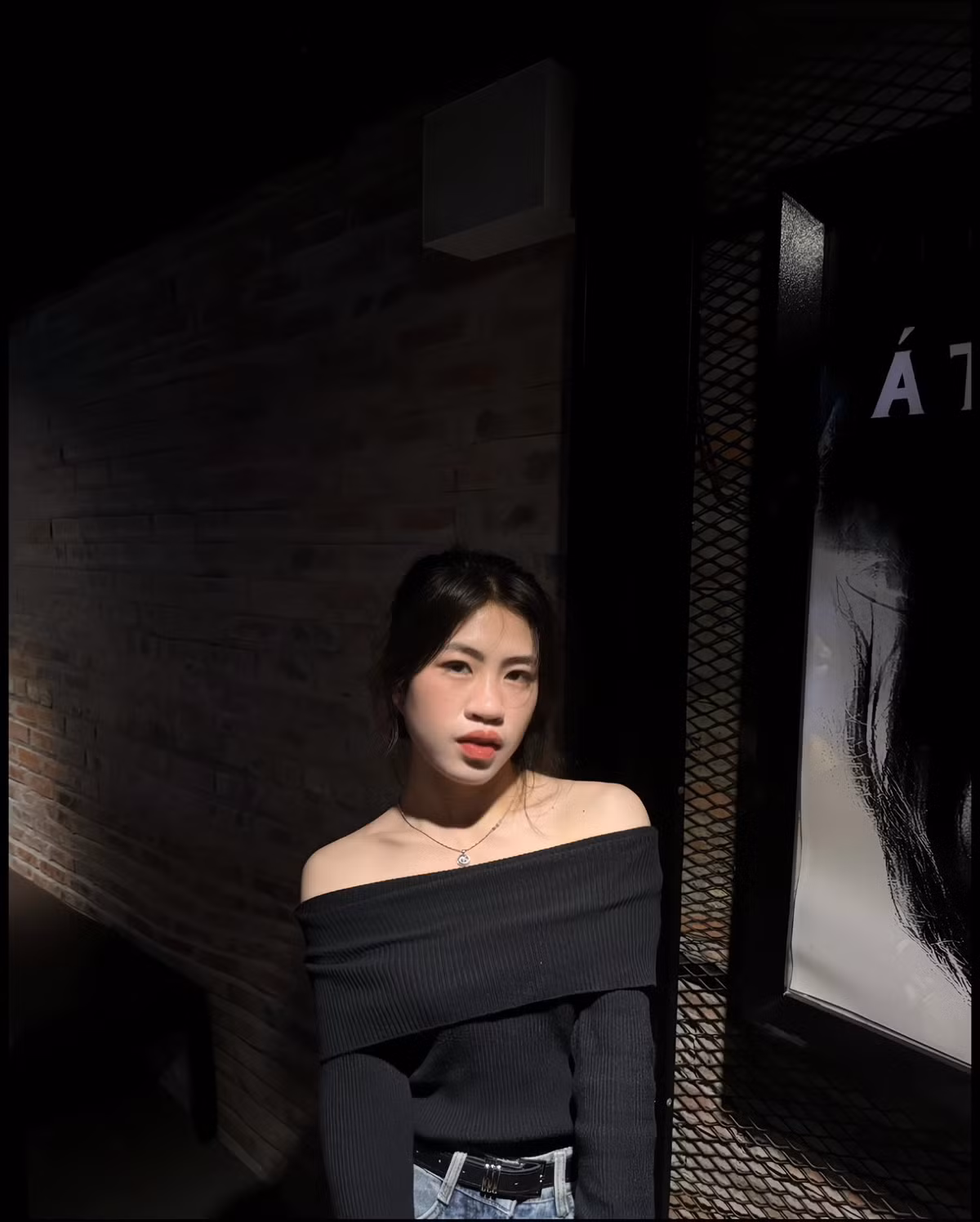 Tiền vệ Nguyễn Thị Thanh Nhã vừa khoe bộ ảnh để lộ vai trần cực quyến rũ. Hình ảnh mới của tiền vệ đội tuyển nữ Việt Nam lập tức gây sốt, khiến dân tình thích thú.