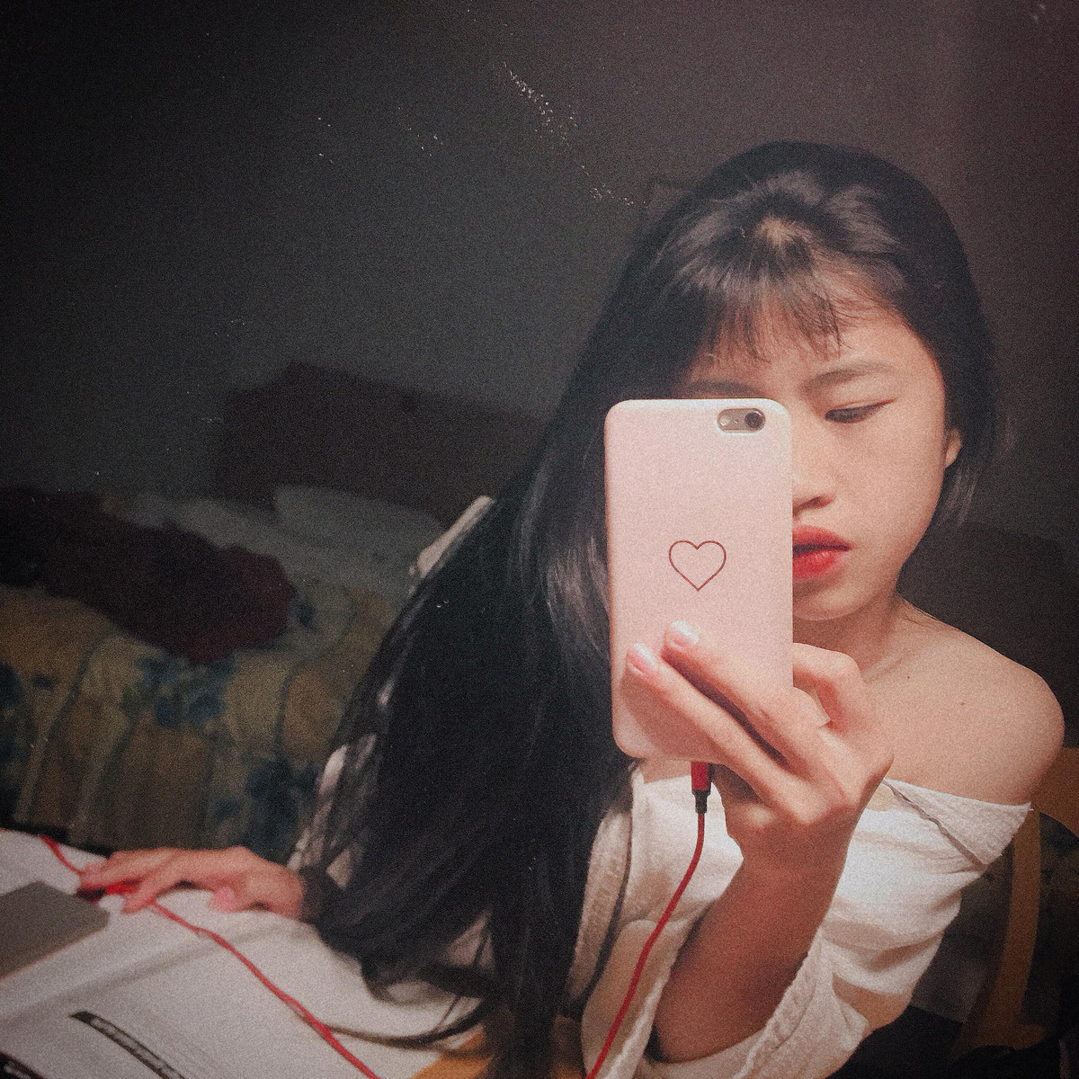 Ở tuổi 23, Thanh Nhã cho thấy sự trưởng thành về sắc vóc lẫn gu thời trang. Khi rời bộ quần đùi áo số trên sân thi đấu, nữ tiền vệ đội tuyển bóng đá nữ Việt Nam hướng tới sự trẻ trung, gợi cảm.