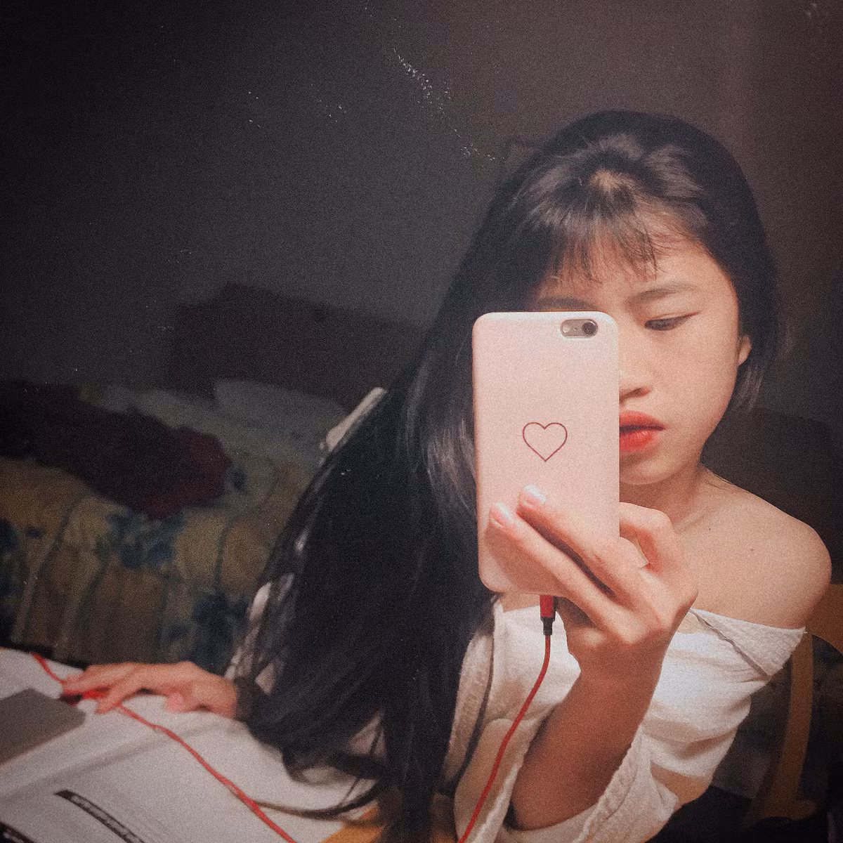 Ở tuổi 23, Thanh Nhã cho thấy sự trưởng thành về sắc vóc lẫn gu thời trang. Khi rời bộ quần đùi áo số trên sân thi đấu, nữ tiền vệ đội tuyển bóng đá nữ Việt Nam hướng tới sự trẻ trung, gợi cảm.