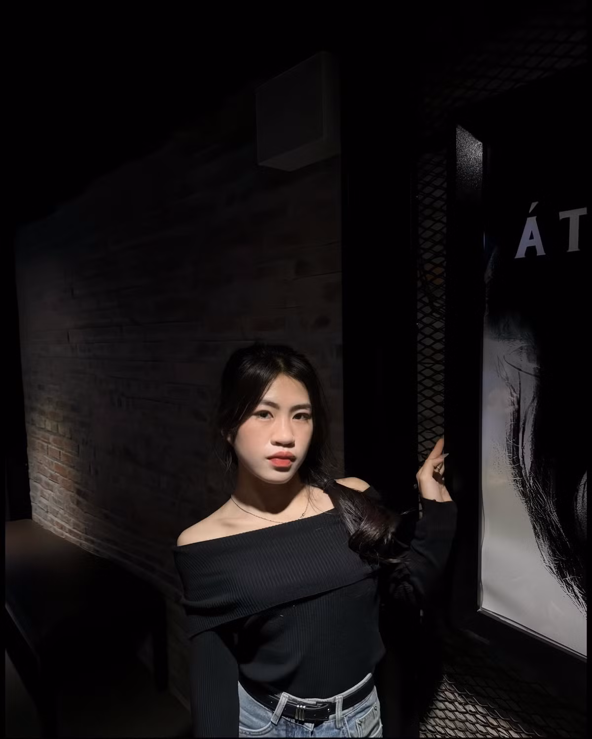 Thời gian gần đây "cơn lốc đường biên" của đội tuyển nữ Việt Nam thay đổi phong cách khác hẳn. Cô nàng chăm chút cho bản thân và thường diện những đồ khoe cơ thể gợi cảm.