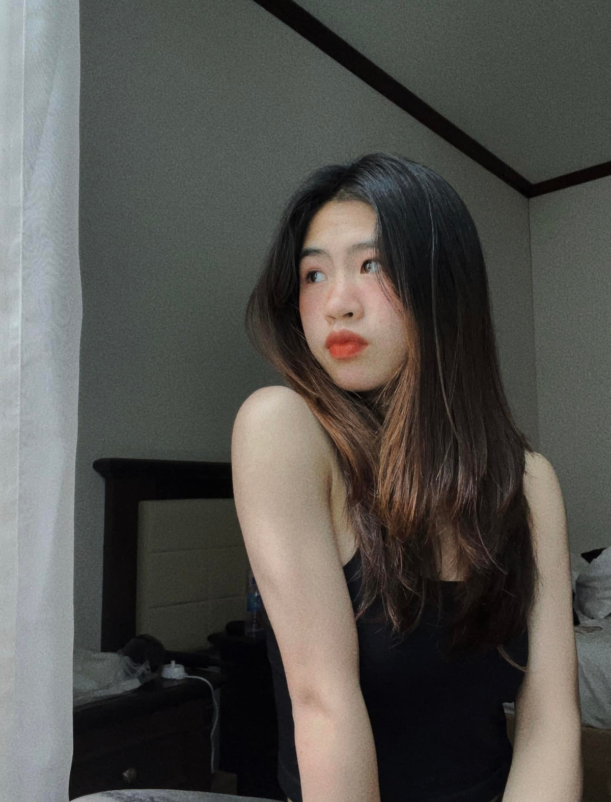 Cách đây chưa lâu, trên story Facebook cá nhân, Thanh Nhã gây bất ngờ khi đăng tải hình ảnh diện đầm hai dây, khoe nhan sắc ngọt ngào, quyến rũ.