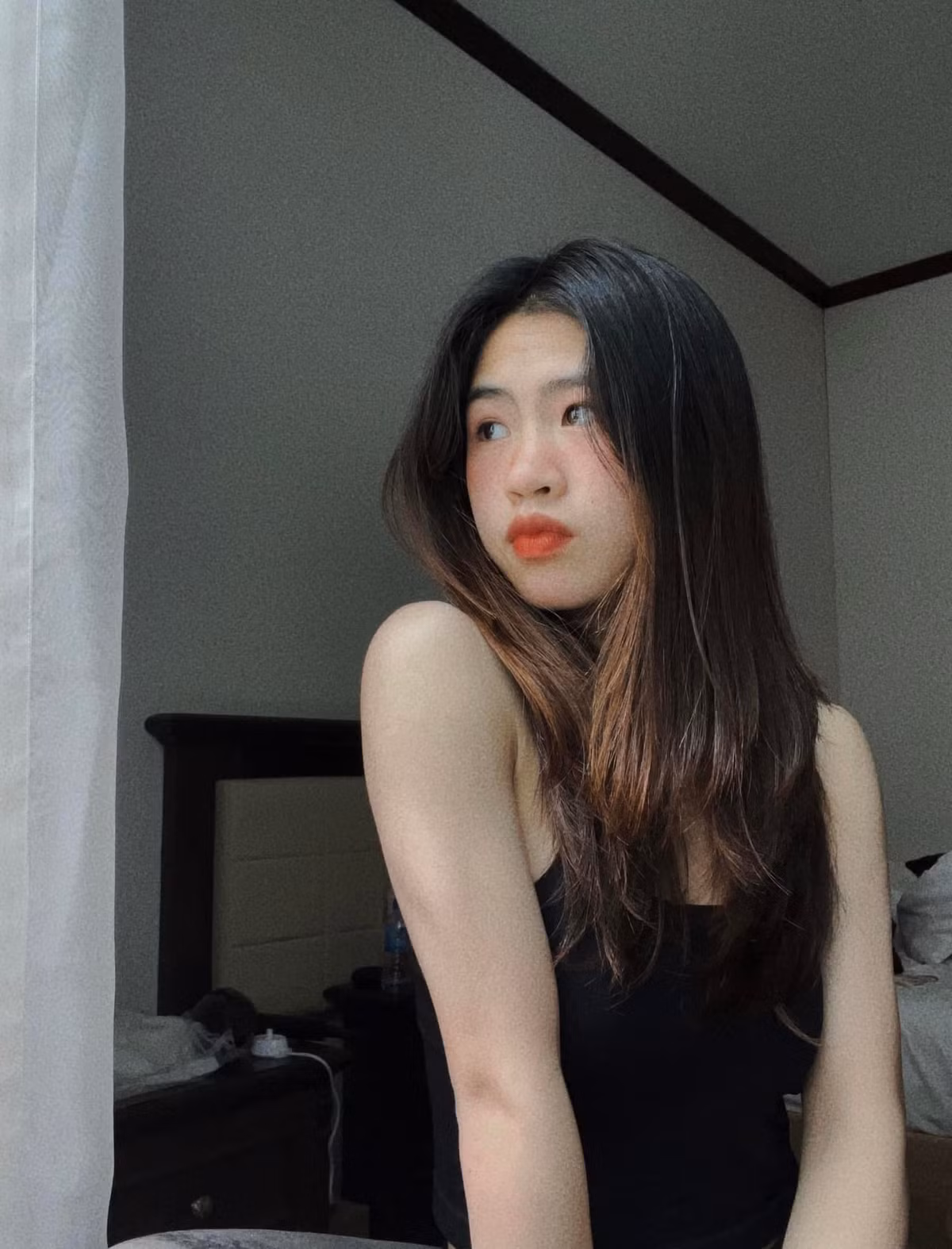 Cách đây chưa lâu, trên story Facebook cá nhân, Thanh Nhã gây bất ngờ khi đăng tải hình ảnh diện đầm hai dây, khoe nhan sắc ngọt ngào, quyến rũ.