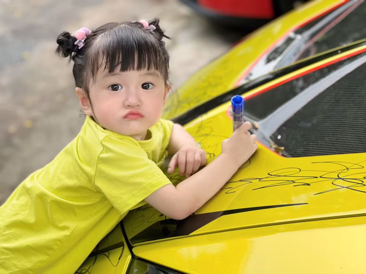 Thậm chí, nữ đại gia Quận 7 còn viết lời nhắn nhủ gửi đến chồng: "Yêu tao hông Vũ?" khiến anh cạn lời.