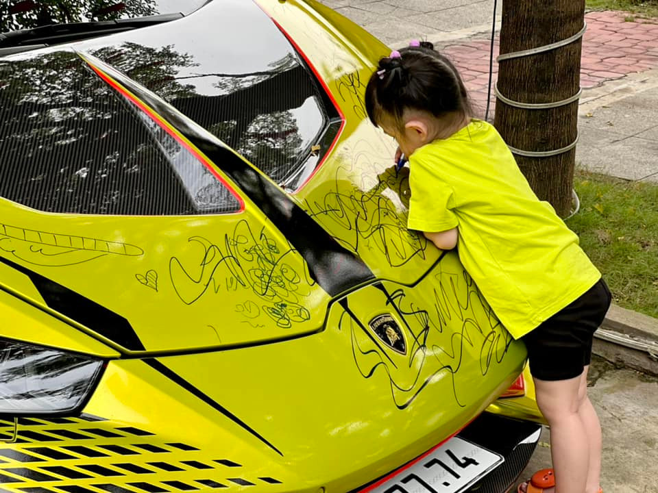 Tự hào về chiếc xe là thế nhưng mới đây, doanh nhân Quốc Vũ vừa dở khóc dở cười khi nhìn thấy cảnh vợ con ra sức tô vẽ bậy lên con xe tiền tỷ chỉ để...giải trí.