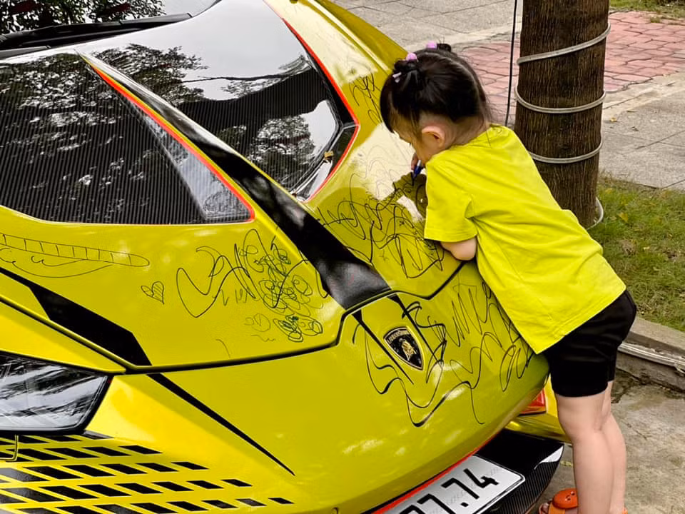 Tự hào về chiếc xe là thế nhưng mới đây, doanh nhân Quốc Vũ vừa dở khóc dở cười khi nhìn thấy cảnh vợ con ra sức tô vẽ bậy lên con xe tiền tỷ chỉ để...giải trí.