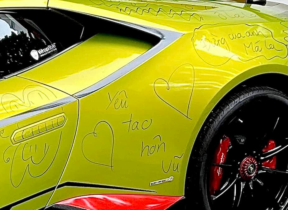 Kèm với status, anh Quốc Vũ đăng tải loạt ảnh "thủ phạm" là 3 cô con gái cùng bà xã Đoàn Di Băng đang tập trung tô tô vẽ vẽ lên khắp mặt xe.