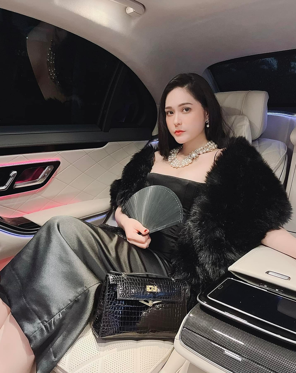 Không ít lần, nam doanh nhân lên tiếng bảo vệ vợ trước làn sóng khiêu khích, cà khịa của các antifan.