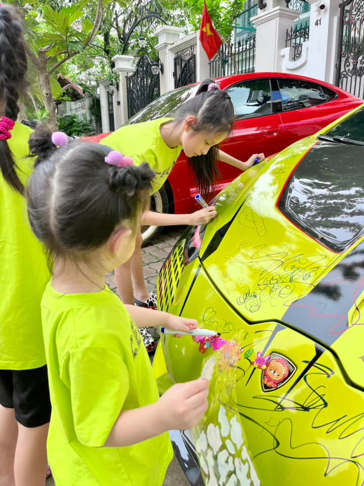 Theo đó siêu xe Lamborghini màu xanh lá đã được ông xã nữ đại gia quận 7 trang bị nội thất cao cấp biến xế hộp này trở thành phiên bản duy nhất tại Việt Nam.