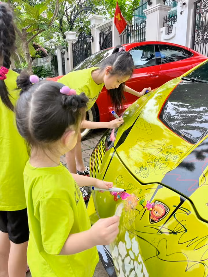 Theo đó siêu xe Lamborghini màu xanh lá đã được ông xã nữ đại gia quận 7 trang bị nội thất cao cấp biến xế hộp này trở thành phiên bản duy nhất tại Việt Nam.