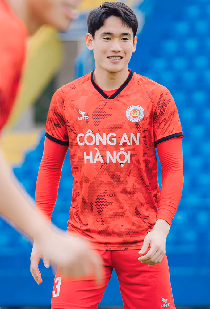 Hậu vệ Huỳnh Tấn Sinh.