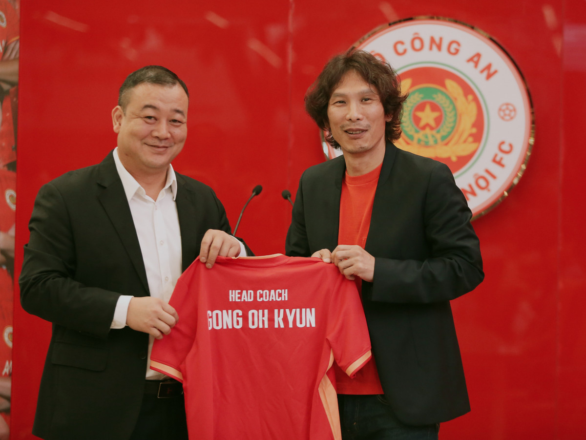 HLV Gong Oh Kyun dua CLB Cong an Ha Noi vuon tam chau A
