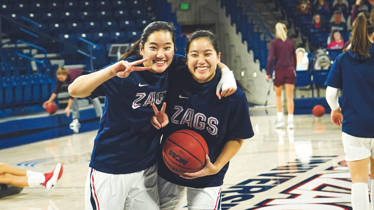 Trước khi về nước lần này, cả 2 chị em Trương Twins vừa mới trải qua mùa giải thi đấu căng thằng cùng đội bóng rổ nữ trường đại học Gonzaga. Họ tiến vào giải Vô địch bóng rổ sinh viên toàn quốc của Mỹ (NCAA March Madness) nhưng dừng chân ở Tứ kết vùng.