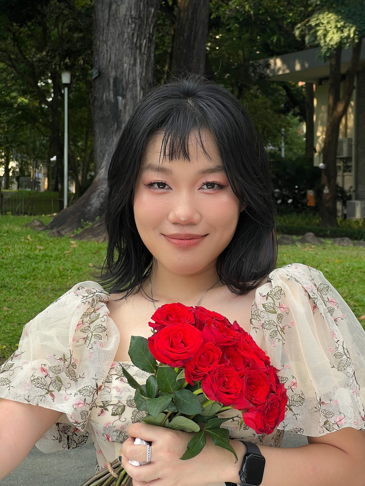 Khác với sự lầy lội thường ngày, trong giao diện mới đây Lê Thụy bỗng hóa cô nàng nữ tính trong bộ váy thướt tha khi đu trend "Chạy về phía anh".