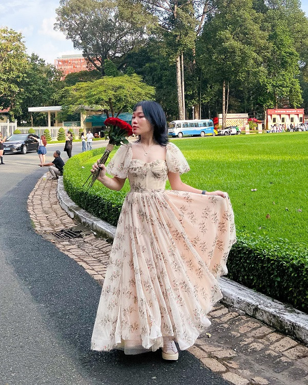 Hình ảnh diện váy của Lê Thụy nhanh chóng thu hút được sự chú ý của nhiều người.