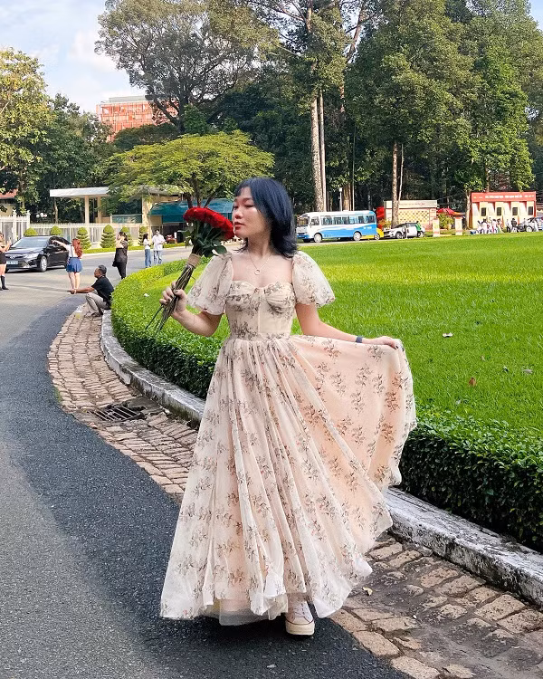 Hình ảnh diện váy của Lê Thụy nhanh chóng thu hút được sự chú ý của nhiều người.